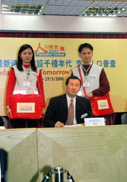 Census officers showed their gear in the press conference.