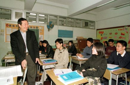 The Commissioner visited the temporary field workers in a training centre.