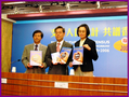 Mr H W Fung, Commissioner (centre), announcing the summary results of the 2006 Population By-census.