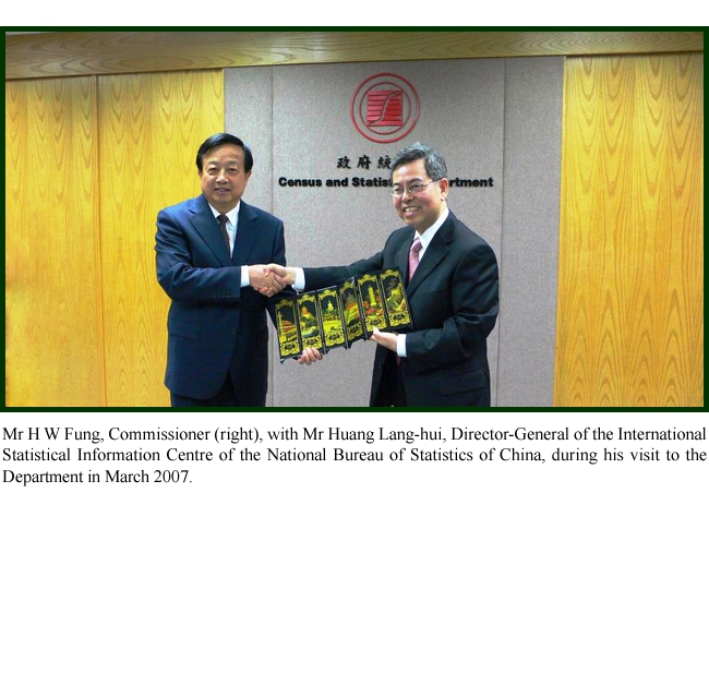 Mr H W Fung, Commissioner (right), with Mr Huang Lang-hui, Director-General of the International Statistical Information Centre of the National Bureau of Statistics of China, during his visit to the Department in March 2007.