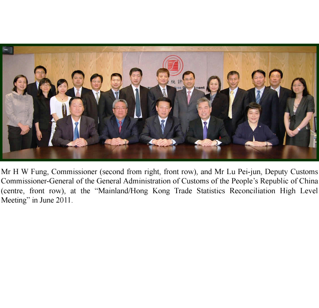 Mr H W Fung, Commissioner (second from right, front row), and Mr Lu Pei-jun, Deputy Customs Commissioner-General of the General Administration of Customs of the People’s Republic of China (centre, front row), at the “Mainland/Hong Kong Trade Statistics Reconciliation High Level Meeting” in June 2011.