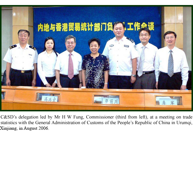 C&SD’s delegation led by Mr H W Fung, Commissioner (third from left), at a meeting on trade statistics with the General Administration of Customs of the People’s Republic of China in Urumqi, Xinjiang, in August 2006.