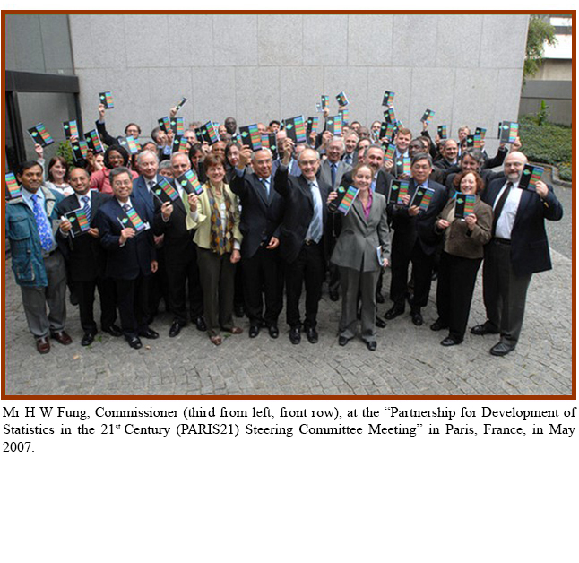 Mr H W Fung, Commissioner (third from left, front row), at the “Partnership for Development of Statistics in the 21st Century (PARIS21) Steering Committee Meeting” in Paris, France, in May 2007.