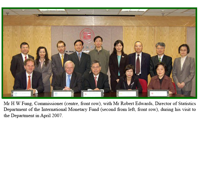 Mr H W Fung, Commissioner (centre, front row), with Mr Robert Edwards, Director of Statistics Department of the International Monetary Fund (second from left, front row), during his visit to the Department in April 2007.