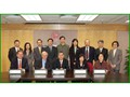 Mr H W Fung, Commissioner (centre, front row), with Mr Robert Edwards, Director of Statistics Department of the International Monetary Fund (second from left, front row), during his visit to the Department in April 2007.
