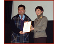 Miss Denise Yue, Secretary for the Civil Service (right), presented the “Ten-year Service Award” to the representative of the Social Club volunteer team in 2008.