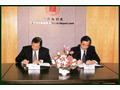 部門一向十分重視與內地相關單位的工作聯繫。2000年11月，處長何永煊（左）與中國海關總署副署長盛光祖簽訂合作方案，加強貿易統計方面的技術交流。