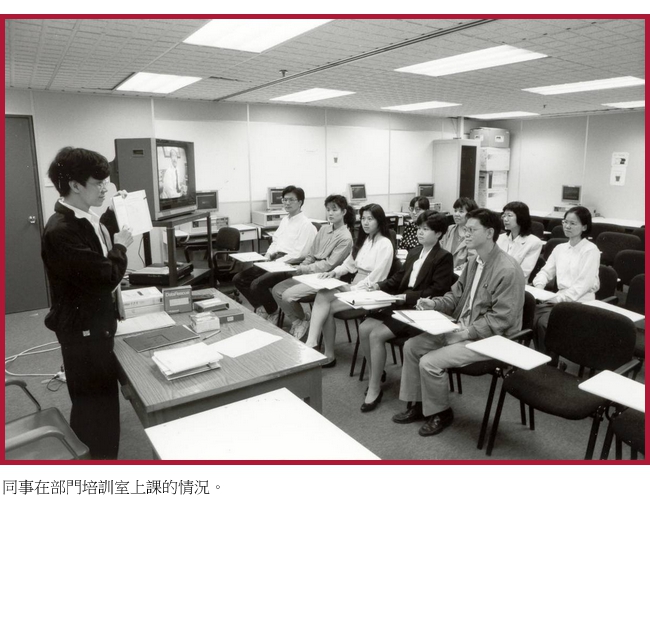 同事在部門培訓室上課的情況。