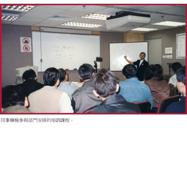 同事積極參與部門安排的培訓課程。