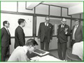 1971年，港督戴麟趾爵士（中）在處長陶建（右二）陪同下參觀統計處。