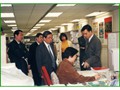 2001年2月，公務員事務局局長王永平（左三）到訪統計處。