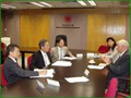 2007年10月，處長馮興宏（左二）與亞洲開發銀行Michael Ward（右）討論有關國際比較項目的研究方法。
